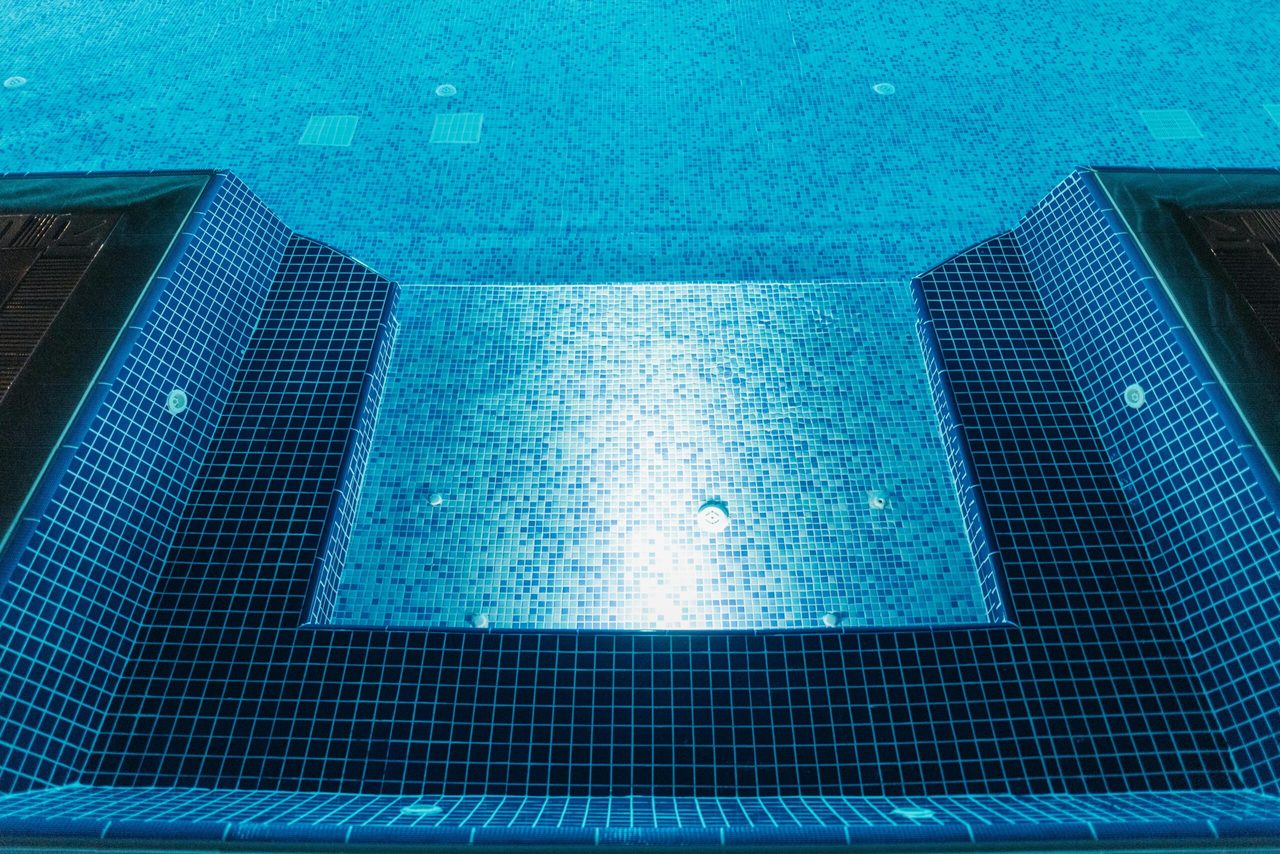 Algen im Pool entfernen: Ursachen & Bekämpfung