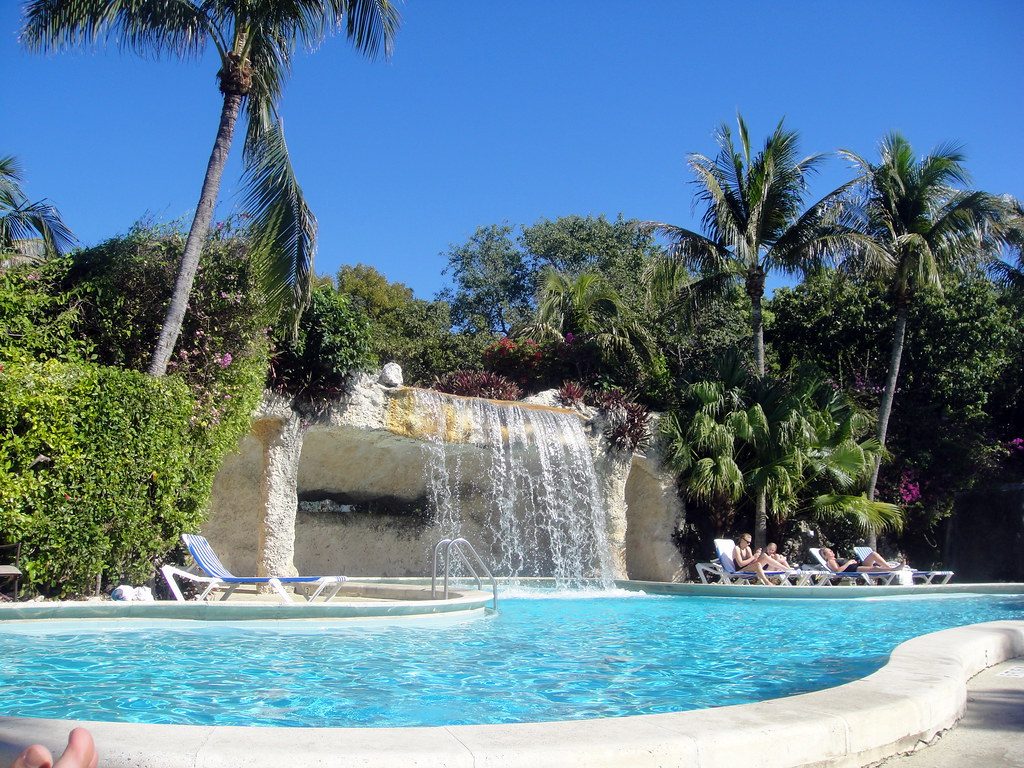 Fels- und Wasserfälle im Poolbereich