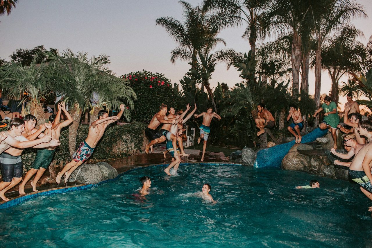 Indoor- oder Outdoor-Whirlpool? Vor- und Nachteile im Vergleich