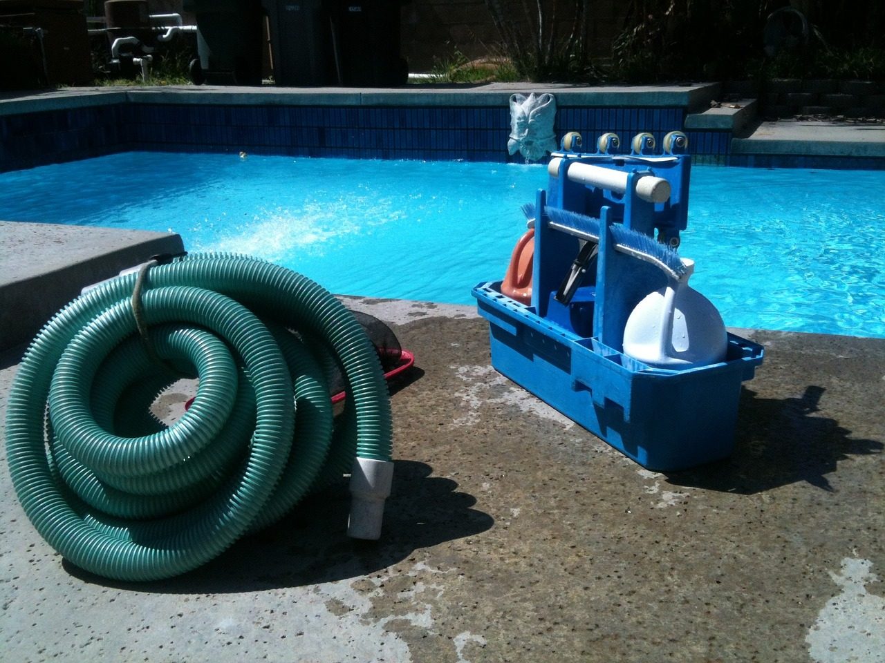 Kalkablagerungen im Pool entfernen