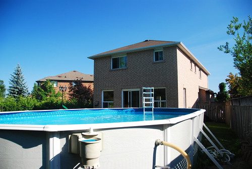 Oberirdische vs. eingelassene Pools