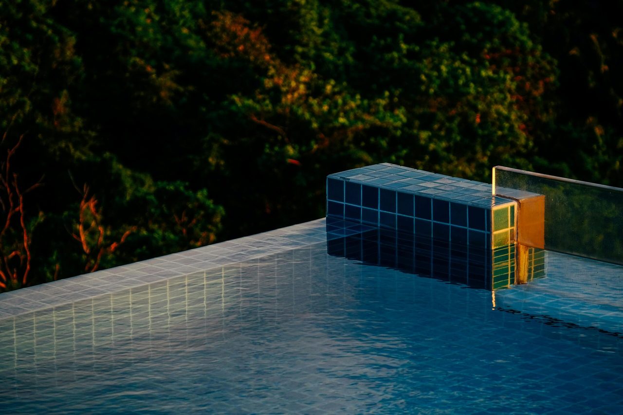 Pool Wasserrutsche: Modelle, Aufbau & Sicherheit