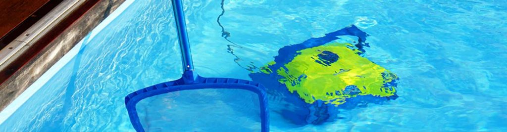 Poolreinigung leicht gemacht: Methoden & Hilfsmittel