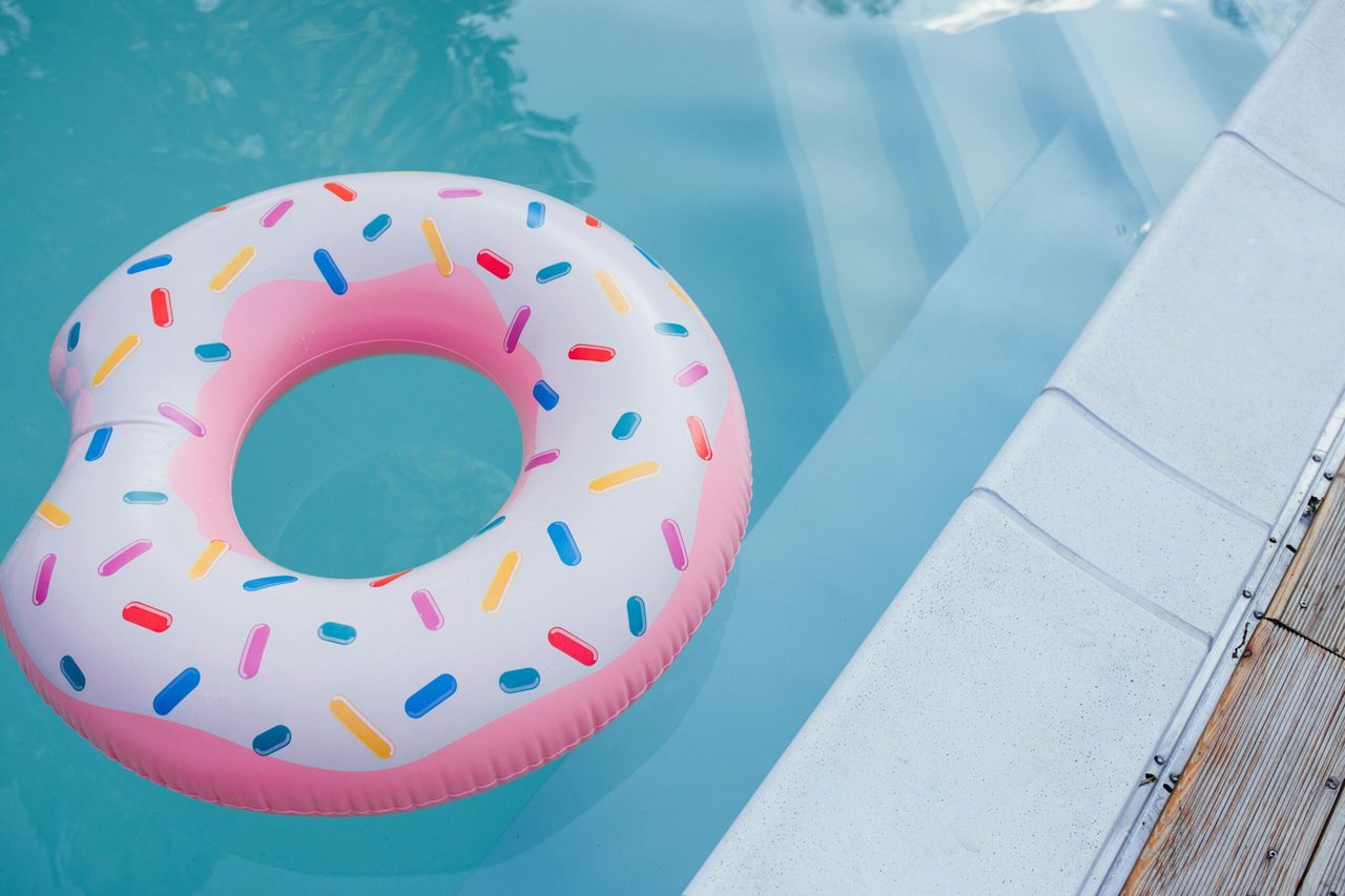 Poolumrandung gestalten: Materialien & Ideen