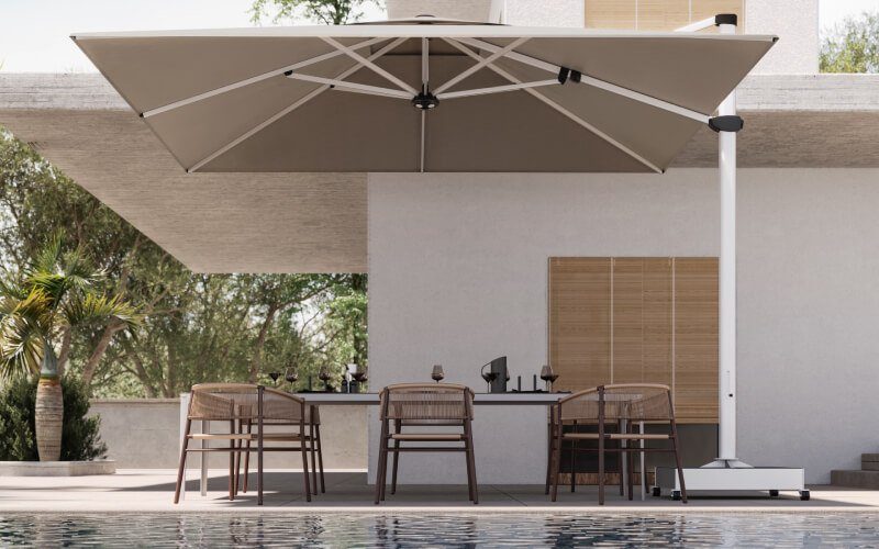 Schatten und Luxus: Der perfekte Solero Sonnenschirm für Ihren Garten mit Pool - Eine Oase des Komforts